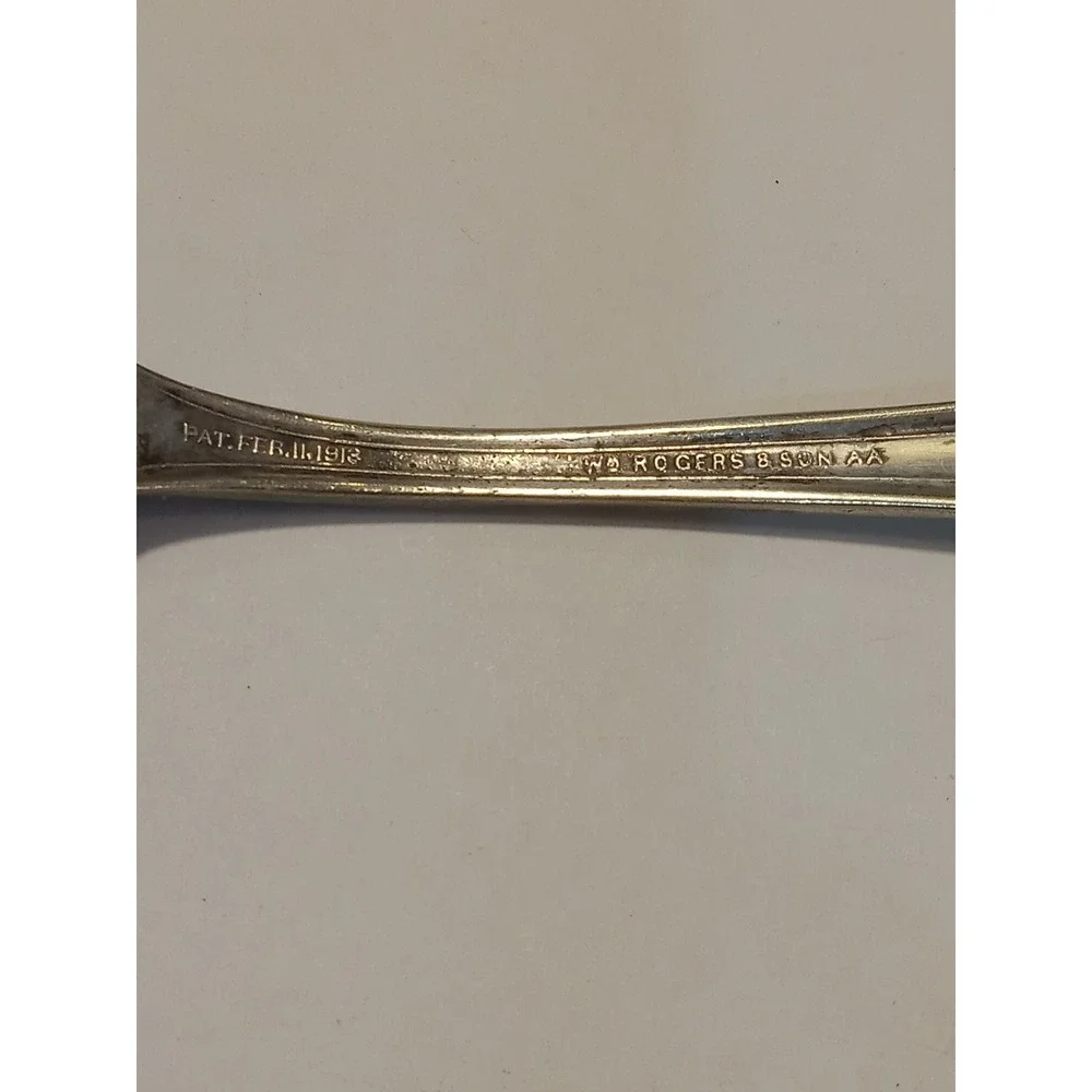 Wm Rogers & Son 1913 Arbutus Silverplate Sugar Shell Spoon Scalloped Floral AA